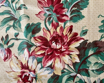 Könnte beinhalten: Ein Blumenstoff mit einem sich wiederholenden Muster aus roten, weißen und grünen Blumen auf beigefarbenem Hintergrund.