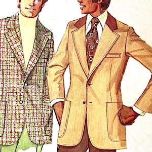 Puede incluir: Dos hombres con blazers. El hombre de la izquierda lleva un blazer a cuadros con un cuello de tortuga blanco. El hombre de la derecha lleva un blazer marrón con cuello marrón y una corbata estampada.