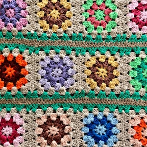 Afghan « Grandma Squares » crocheté à la main de 45 po. de large x 65 po. de long dans une variété de couleurs, en très bon état vintage. Probablement fabriquée dans les années 70.