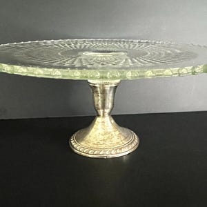 Plato para pasteles antiguo de plata esterlina de Duchin, con diseño de rombos en el vidrio, borde de mecha de vela y algo de deslustre.