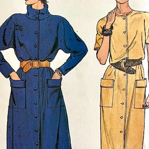 Puede incluir: Ilustración de dos vestidos. Uno es un vestido largo de abrigo azul oscuro con cinturón marrón y bolsillos grandes. El otro es un vestido amarillo de manga corta con cinturón estampado y bolsillos. Ambos vestidos tienen botones.