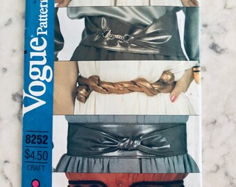 UNCUT 1982 Vogue 8252 Accessoires, 5 verschiedene Gürtelstile mit Kunstleder oder Wildleder hergestellt werden, Größen S (24-25), M (26.5-28), L (30-32)