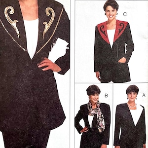 Puede incluir: Blazer negro con adornos dorados y flecos. El blazer tiene un cierre de un solo botón y un escote en V. La imagen también muestra variaciones del blazer con diferentes diseños de cuello. Talla 16.