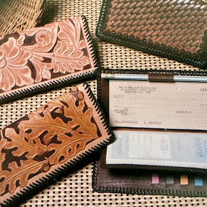 Zestaw do robienia portfeli na czeki Vintage Tandy Deluxe Check Writer Wallet Kit #4178 ze wszystkimi wyciętymi częściami, gotowymi do obróbki i wykończenia.
