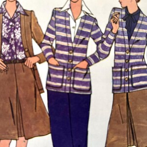 Può includere: Illustrazione di tre outfit. Il primo presenta un blazer marrone, una camicia con stampa floreale e una gonna marrone. Il secondo outfit include una giacca a righe viola e bianca, una camicia bianca e pantaloni blu. Il terzo outfit ha una giacca a righe viola e bianca e una gonna marrone.