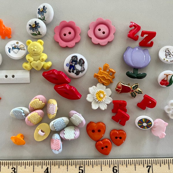 Lot of 40 vintage novelty buttons for children; Holly Hobby, Choo Choo train, teddy bear, alphabet, kittens, flowers, ruler and much more!!