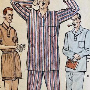 Puede incluir: Tres hombres en una ilustración vintage vistiendo pijamas. El hombre del centro lleva un pijama a rayas con rayas rojas, blancas y azules. El hombre de la izquierda lleva una camisa marrón de manga corta y pantalones cortos marrones. El hombre de la derecha lleva un pijama azul claro con un bolsillo en el lado izquierdo. La ilustración incluye las letras "B" y "C" en la parte inferior.