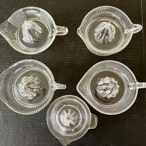 Beaucoup de presse-agrumes en verre pressé vintage, chacun en excellent état, sans éclats, fissures ou craquelures. Vendu séparément.