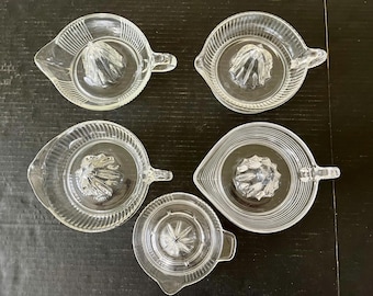 Lote de exprimidores antiguos de vidrio prensado para zumo de cítricos, cada uno en excelente estado, sin astillas, grietas ni cuarteaduras. Se venden por separado.