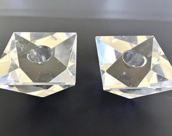 Par de portavelas vintage de cristal facetado de los años 60 o 70 para velas cónicas, de cristal grueso y transparente. Presentan pequeños arañazos. Cada uno mide 8,9 cm x 8,9 cm x 5 cm de alto.