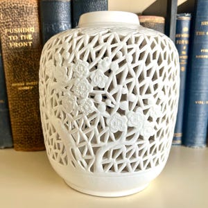 Vintage Blanc de Chine öppen ingefärsburk i porslin utan lock, hål i basen för lampa, körsbärsblomsmotiv, utmärkt skick.