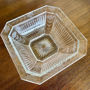 Vintage Heisey-kom van persglas, vierkante vorm, geëtste bloemen en bladeren op rand en hoeken, uitstekende staat; 8,25 &quot;vierkant x 3 1/8&quot;.