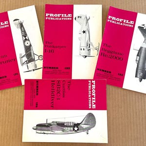 Könnte beinhalten: Eine Sammlung von Vintage-Broschüren der "Profile Publications" mit Illustrationen verschiedener Flugzeuge. Jede Broschüre hat einen rot-weißen Umschlag mit dem Titel und der Nummer des Flugzeugs. Zu den Titeln gehören "The Sopwith 1 1/2 Strutter", "Polikarpov I-16", "Reggiane Re.2000" und "Curtiss SB2C-1 Helldiver".