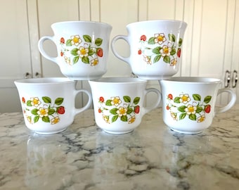 Vintage Corelle mugs featuring the pattern "Strawberry Sundae", all in excellent condition; no chips, cracks, crazing, scratches or fading.