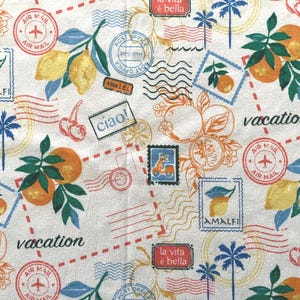 Puede incluir: Tela blanca con un patrón repetido de sellos temáticos de Amalfi, cítricos, palmeras y la palabra "vacaciones". El diseño incluye sellos con limones, naranjas y el texto "ciao!"