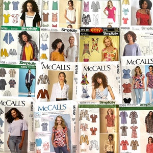 Può includere: Una collezione di modelli di cucito per top e bluse. I modelli sono dei marchi Simplicity e McCall's. I modelli presentano diversi stili, colori e taglie.