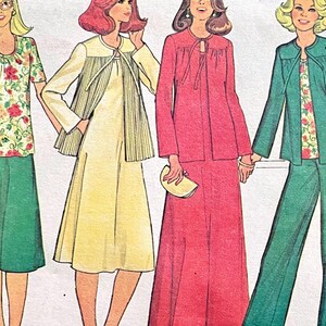 Könnte beinhalten: Vintage Modeillustration mit vier Frauen in Outfits im Stil der 1970er Jahre. Die Outfits umfassen einen grünen Rock und ein Blumenoberteil, ein gelbes Kleid mit Jacke, einen roten Anzug und einen grünen Hosenanzug mit Blumenoberteil.
