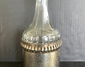 Carafe vintage Gales of Sheffield dans un boîtier en métal argenté martelé et percé avec un fond en pierre, sans bouchon ; 9,5 po. de hauteur x 4,25 po.