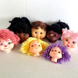 Nya vintage vinyldockhuvuden med garn- eller akrylhår, olika storlekar och stilar, säljs separat.