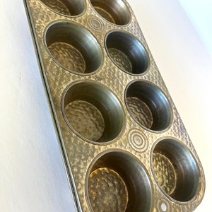 Ekco Ovenex 8-Tassen-Muffinform mit Löchern an beiden Enden, schöne Patina, ausgezeichneter Zustand 13 7/8 lang x 7,25 breit. Bild 3