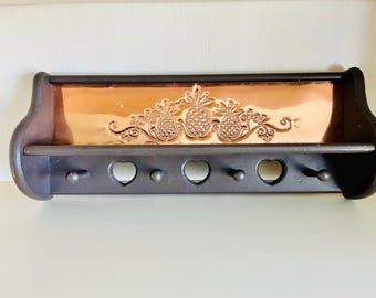 Mensola da parete vintage in legno con cuori intagliati, 4 ganci per appenderla e pannello posteriore in rame traforato; 61 cm x 23,5 cm x 12 cm di profondità.