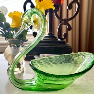 Vintage clear green swan candy dish in excellent condition, curved thin neck, wide bowl; 6 3/8&quot; tall x 7.5&quot; wide x 4 5/8&quot; deep.