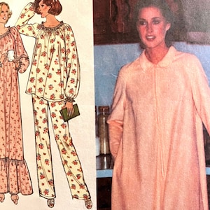 Könnte beinhalten: Ein Vintage-Schnittmuster mit drei verschiedenen Stilen von Nachthemden. Das erste Nachthemd ist ein langes, blumiges Nachthemd mit einem Rüschen-Saum. Das zweite Nachthemd ist ein kürzeres, blumiges Nachthemd mit einem gerafften Ausschnitt. Das dritte Nachthemd ist ein einfarbiges, pinkfarbenes, langärmliges Nachthemd mit einem Peter-Pan-Kragen.