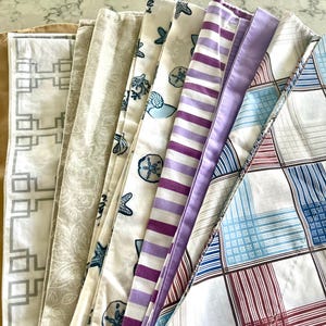 Paar vintage standaard kussenslopen, allemaal katoen/polyestermixen, tenzij hieronder vermeld, allemaal in geweldige staat. Wordt verkocht in sets van 2