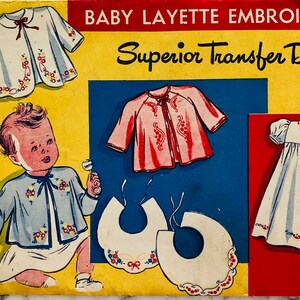 Op de afbeelding: Een vintage borduurtransfer-ontwerpvel voor babylayette-artikelen. Het vel bevat illustraties van een baby die een blauwe jas, een roze jas en een witte jurk draagt. Het vel bevat ook illustraties van twee slabben. De tekst op het vel luidt "Baby Layette Embroider Superior Transfer Designs".