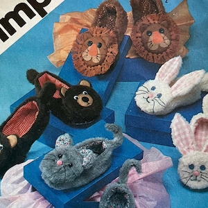 Könnte beinhalten: Ein Schnittmuster zum Nähen von Kinderschuhen. Das Muster enthält fünf verschiedene Tierdesigns: einen Löwen, einen Bären, ein Kaninchen, eine Katze und ein zweites Kaninchen. Das Muster stammt von Simplicity, einem bekannten Unternehmen für Schnittmuster.