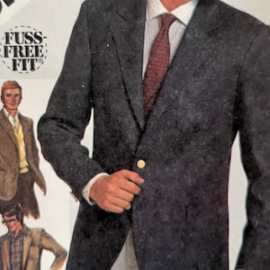 以下が含まれることがあります： 金色のボタンが付いた濃いネイビーのブレザー、白いシャツ、柄物のネクタイ。画像には、他のブレザースタイルのイラストも表示されています。「Fuss-Free Fit」というテキストが表示されています。