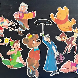 1968 Os 9 personagens famosos de Walt Disney feitos de papel grosso para pendurar na parede, junto com transferências para ferro de muitos personagens.