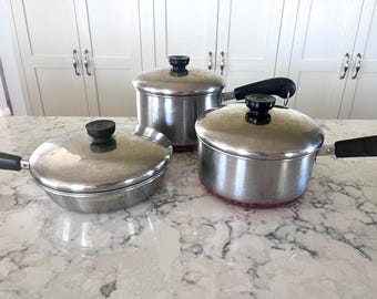 Cacerolas vintage Revere Ware 1801 de acero inoxidable con fondo de cobre y tapas, se venden por separado.