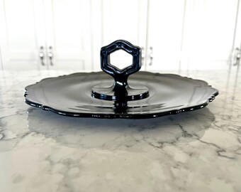 Vintage L.E. Smith Mt. Pleasant black amethyst tidbit tray, scalloped edges, applied handle, excellent condition; 10.25" diameter x 3 3/8".