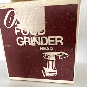 Peut inclure: Une boîte blanche avec du texte rouge et brun qui dit "Oscar Food Grinder Head". La boîte contient une illustration en noir et blanc d'une tête de moulin à viande.