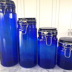 Latas antiguas de color azul cobalto con cierre de alambre y junta, laterales facetados, todas en excelente estado. Se venden por separado.