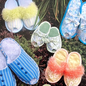 Puede incluir: Surtido de zapatillas de colores con diferentes patrones y texturas. Algunas zapatillas tienen un ribete esponjoso, mientras que otras tienen un diseño más simple. Todas las zapatillas son de tela y tienen un aspecto cómodo.