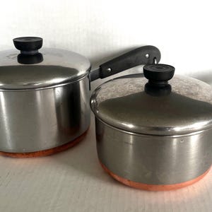 Vintage Revere Ware 1801 Edelstahltöpfe mit Kupferboden und Deckeln, separat erhältlich.