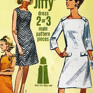 Op de afbeelding: Een vintage naaipatroon-envelop voor een Jiffy-jurk met illustraties van drie verschillende jurkstijlen: een mouwloze zwart-witte jurk met chevronpatroon, een effen mosterdgele jurk en een witte jurk met driekwartmouwen.