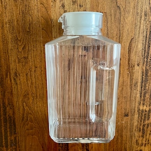 Jarra vintage Luminarc de vidrio transparente para refrigerador de 2 cuartos con tapa blanca; excelente estado, mide 10,25" x 5,5" x 3,25".