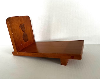 Estantería infantil de madera maciza para encimera, con el Pato Donald en un extremo; presenta cierto desgaste.