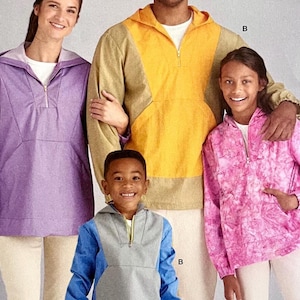 Puede incluir: Una familia con pulóveres con capucha a juego en varios colores. Los pulóveres tienen cierre de media cremallera y un bolsillo delantero. Los colores incluyen morado, amarillo, rosa y azul. La familia sonríe.