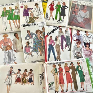 Pode incluir: Uma coleção de padrões de costura vintage com ilustrações de designs de roupas femininas. Os padrões são de marcas como Butterick, Simplicity, Vogue e McCall's. Os designs incluem vestidos, fatos e conjuntos, com uma estética retro.