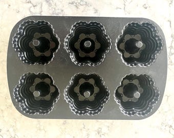 Molde para magdalenas Bundt de la marca Nordic Ware Festival, en excelente estado.