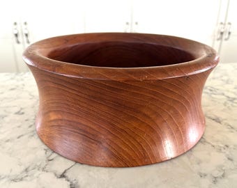 Zware massief teakhouten slakom met naar binnen gebogen zijkanten, dikke wanden, gemaakt door Kalmar in Thailand, zeer weinig slijtage; 9,75" in diameter x 4" hoog