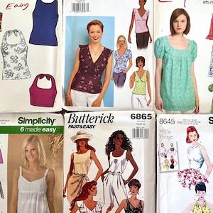 Op de afbeelding: Een verzameling vintage naaipatronen voor tops, jurken en rokken. De patronen tonen verschillende stijlen, waaronder haltertops, blouses en jurken, met illustraties en maatvoering. De patronen zijn van merken als Simplicity en Butterick.