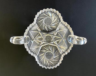 Plato antiguo americano de estilo brillante con dos asas para dulces o frutos secos; 21,5 cm x 17,8 cm x 4 cm de profundidad, sin contar las asas.