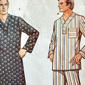 Pode incluir: Duas ilustrações de homens vestindo camisas de manga comprida e calças. A camisa à esquerda é preta com um padrão branco. A camisa à direita é listrada em marrom, branco e azul. Ambos os homens estão de pé com as mãos nos quadris.