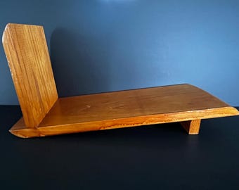 Półka na książki MCM z litego drewna, z mocowaniami na kołki, podniesionym końcem i zaokrąglonymi krawędziami; 17,25" długości.