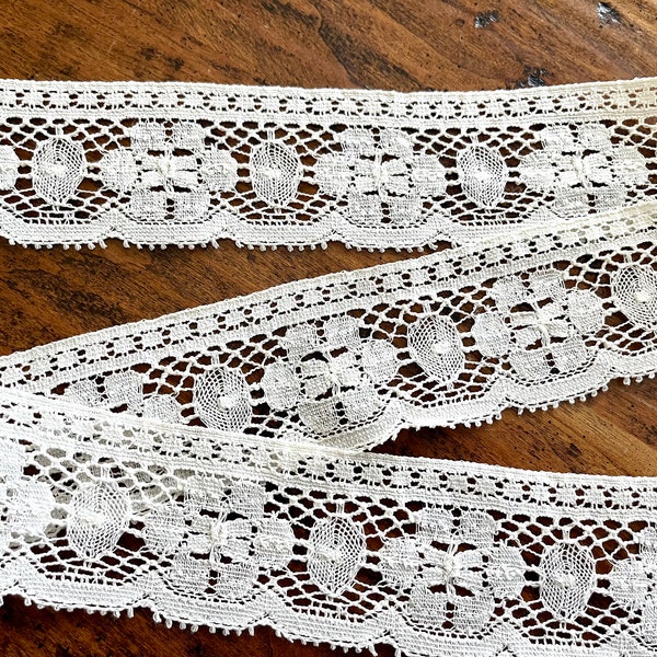 Vintage all-cotton filigree lace trim with scalloped bottom edge, floral design, off-white color, perfect, unused condition. 2" wide.